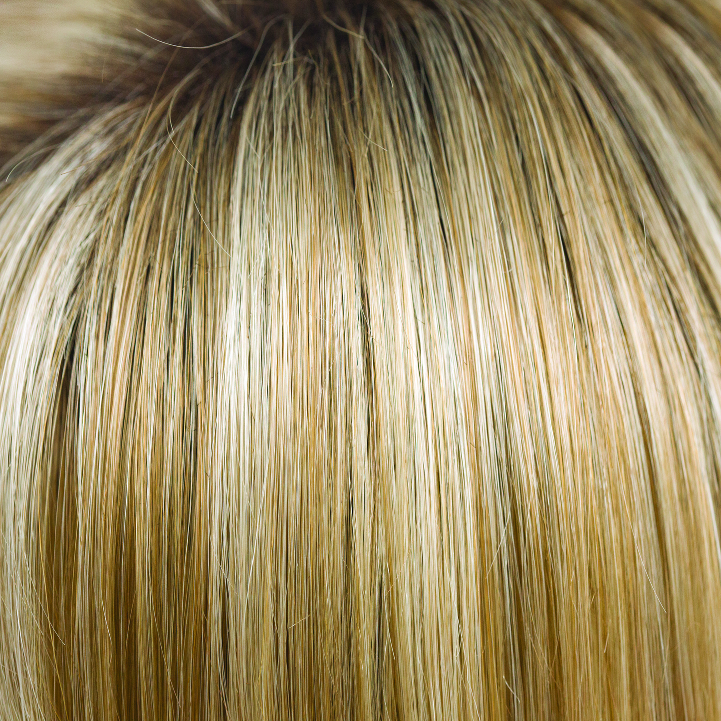 Creamy Toffee-R - This is the rooted version of Creamy Toffee. The color has undertones of coffee, gold honey tones and cream blond with a toffee twist gives the root a very natural regrowth charming and sophisticated.